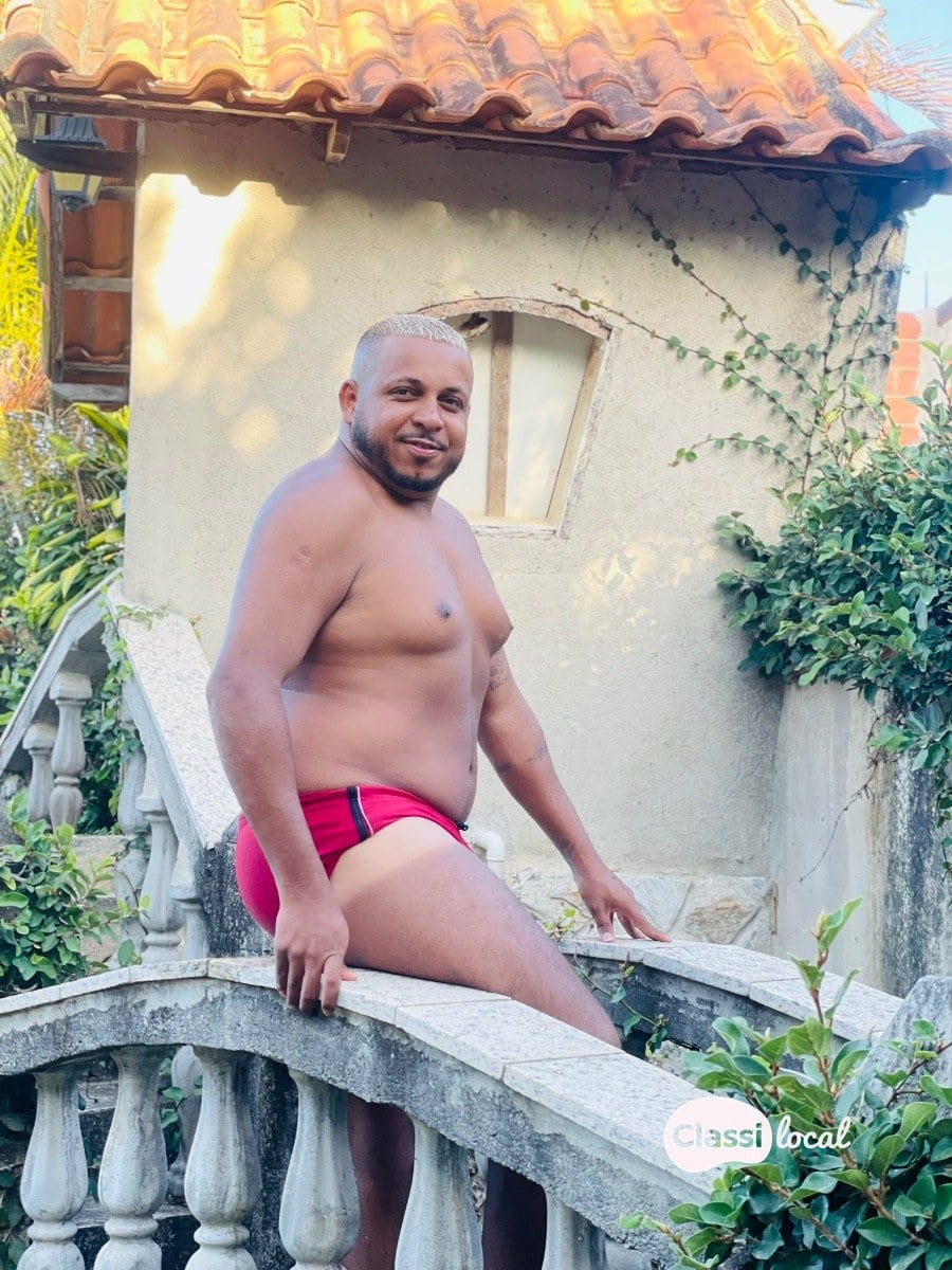 Preliminares com macho de sunga de praia  — foto 2 de 3