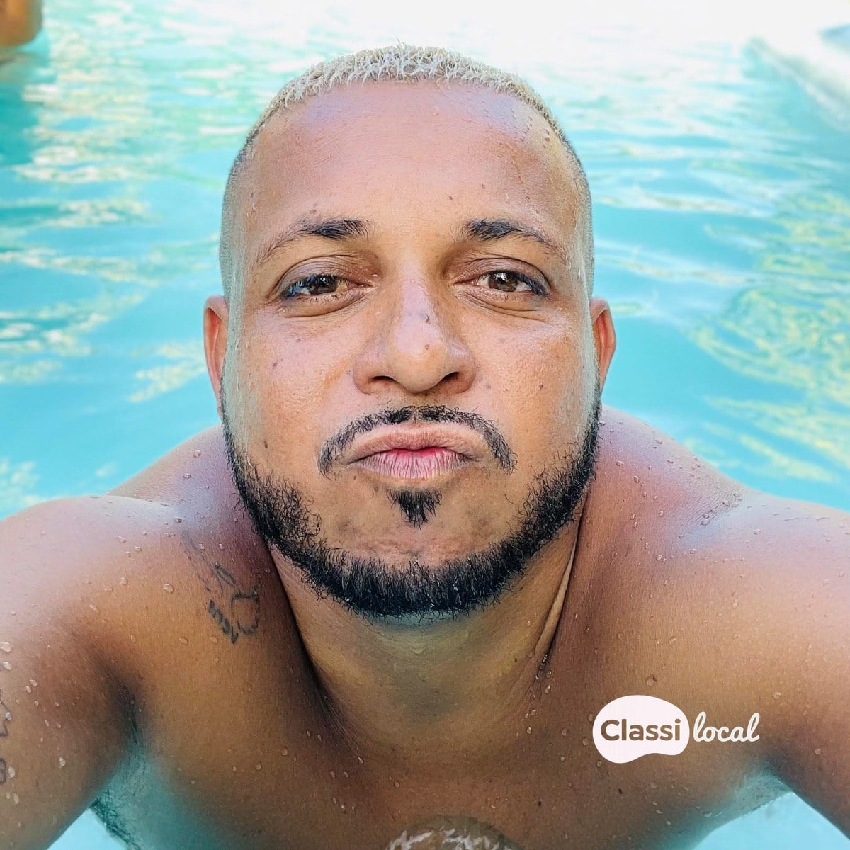 Preliminares com macho de sunga de praia  — foto 3 de 3